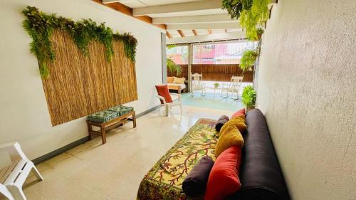 - un salon avec un canapé et une table dans l'établissement Hostel El Pretal, à Liberia
