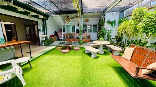 Un jardín fuera de Hostel El Pretal