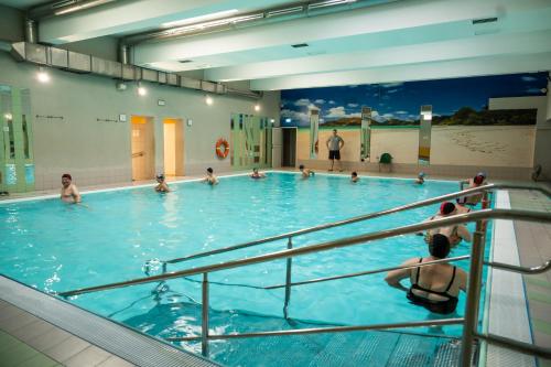 un grupo de personas en una piscina en SP ZOZ Sanatorium Uzdrowiskowe MSWiA w Krynicy-Zdroju, en Krynica-Zdrój