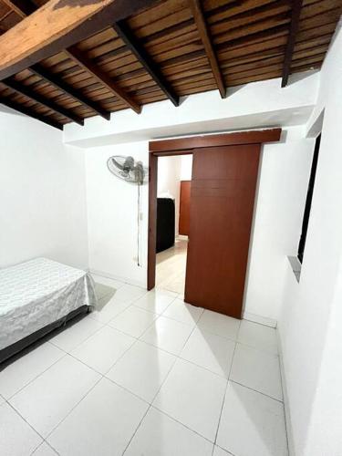 um quarto com uma cama e uma porta de madeira em Residencia en Cúcuta em Cúcuta