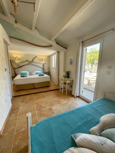 une chambre avec un lit et une grande fenêtre dans l'établissement Fiore di Machja, à Coti-Chiavari