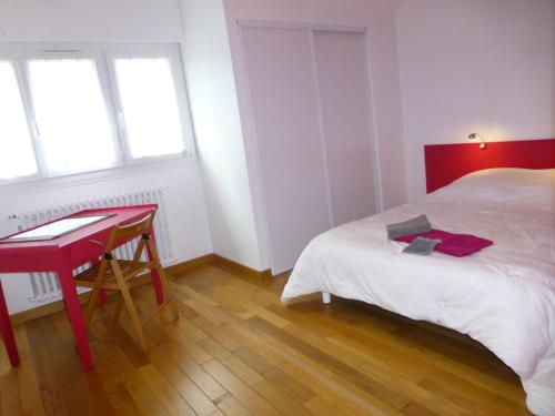 Schlafzimmer mit einem roten Schreibtisch und einem Bett in der Unterkunft MAISON proche PLAGE TERRAIN DE TENNIS Le Pouliguen in Le Pouliguen