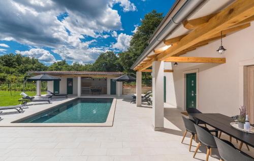 Bazén v ubytování Villa Macan with Private Pool, Sauna & Garden nebo v jeho okolí