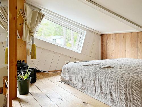 - une chambre avec un lit et une fenêtre dans l'établissement Holiday home INGARÖ V, à Grönskan