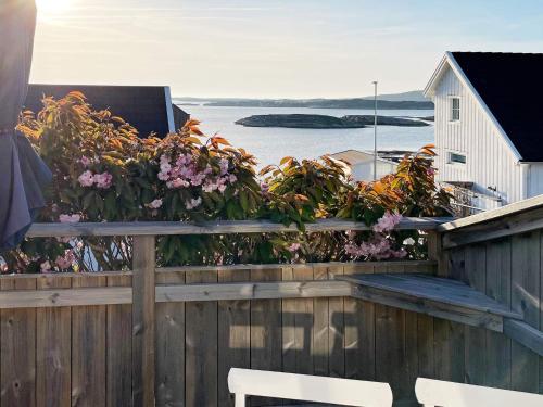 Väjern的住宿－2 person holiday home in V JERN，阳台上的木栅栏,上面有种花的植物