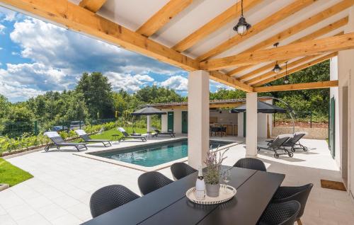 Bazén v ubytování Villa Macan with Private Pool, Sauna & Garden nebo v jeho okolí