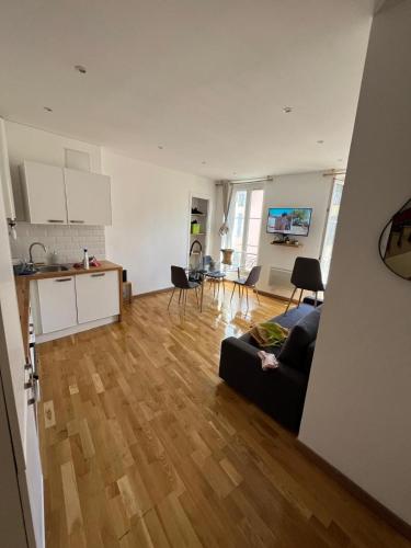 un salon avec un canapé et une cuisine dans l'établissement Appartement Nice ville gare Iconic, à Nice