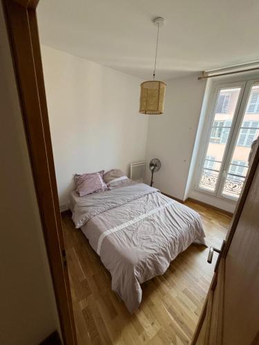 - une chambre blanche avec un lit et deux oreillers dans l'établissement Appartement Nice ville gare Iconic, à Nice
