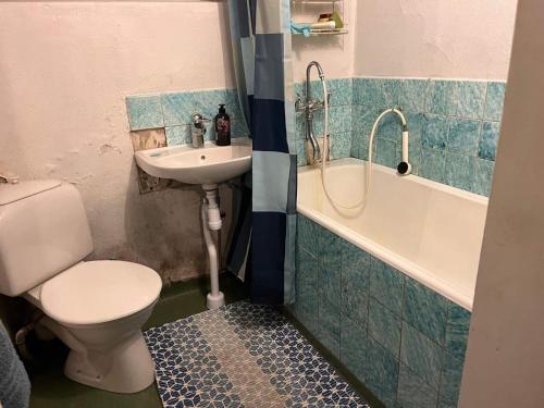 y baño con aseo, lavabo y bañera. en Holiday home VIKSJÖFORS en Viksjöfors