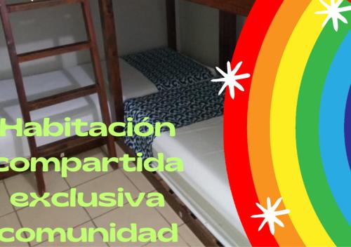 um mural de arco-íris num quarto com uma escada em Hostal Casa Huasteca em Ciudad Valles