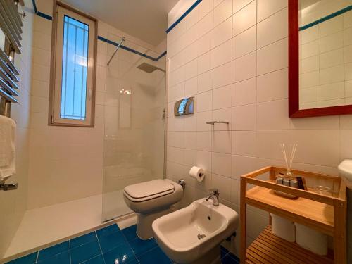 a bathroom with a toilet and a sink and a shower at Dadu 150 in Bari