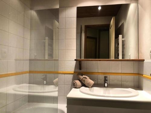 une salle de bain avec un lavabo, une baignoire et un miroir dans l'établissement Résidence Athamante - L'Athamante 7 - Plein Sud, proche des pistes, piste de luge et commerces, classé 3 étoiles MAE-4644, à Valmorel