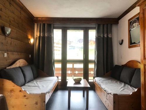 un salon avec deux canapés et une fenêtre dans l'établissement Résidence Athamante - L'Athamante 7 - Plein Sud, proche des pistes, piste de luge et commerces, classé 3 étoiles MAE-4644, à Valmorel