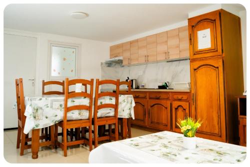 Appartement confortable entre Paris et Disney في فيليرز سور مارن: مطبخ مع طاولة وكراسي وغرفة طعام