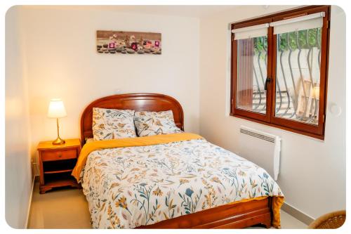 1 dormitorio con cama y ventana en Appartement confortable entre Paris et Disney en Villiers-sur-Marne