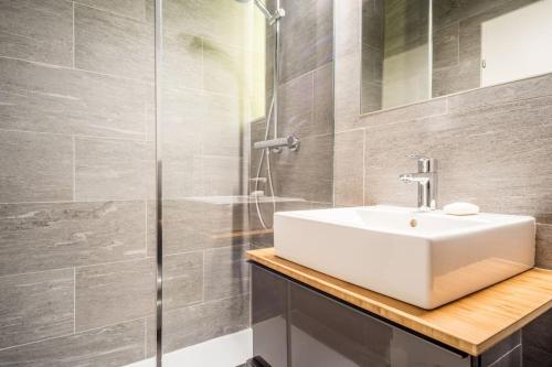 Un baño de Aurora Suite à Champel avec terrasse