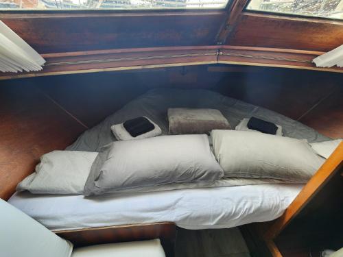 een klein bed in een boot met kussens bij The Floating Loft BCN in Barcelona