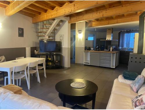 Photo de la galerie de l'établissement Maison mitoyenne de campagne. Proche autoroute A7. Pour visiter la Dombes, Lyon, à Montluel