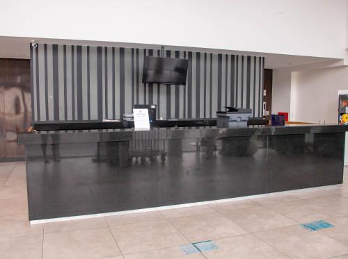a lobby with a bar with a tv on the wall at Paiva Home Stay - Vista dos Sonhos in Recife