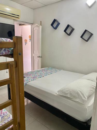 a bedroom with two bunk beds and a ladder at Cabañas Ypaos in Coveñas