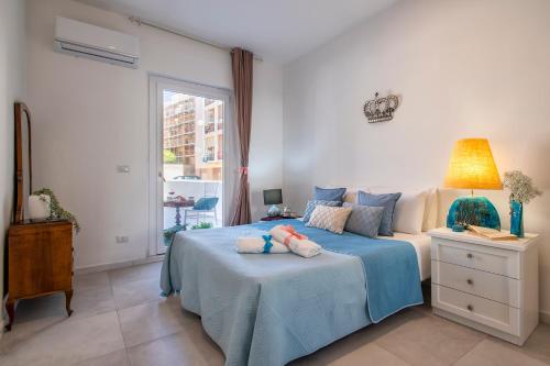 un dormitorio con una cama con dos animales de peluche en Casa mare & spa Alghero, en Alghero