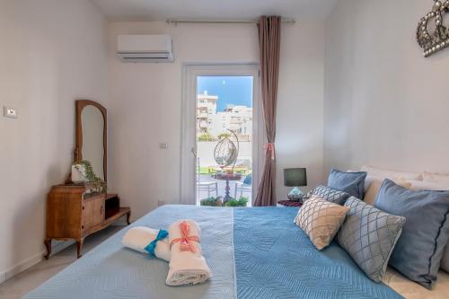 1 dormitorio con cama con chanclas en Casa mare & spa Alghero, en Alghero