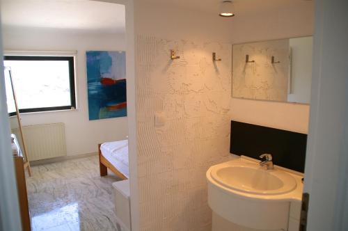 La salle de bains est pourvue d'un lavabo et de toilettes. dans l'établissement Villa Bellevue, à Nea Stira