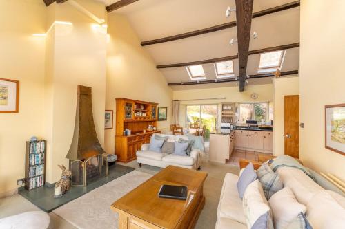 uma sala de estar com um sofá e uma lareira em Grey Crag Barn em Grasmere
