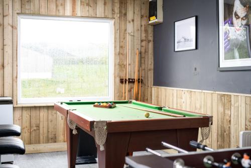 Zimmer mit einem Billardtisch und einem Fenster in der Unterkunft The Pine Lodge with Hot Tub and Games Room in Wick