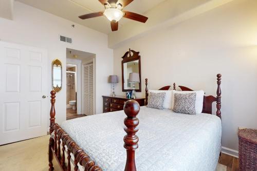 une chambre avec un lit et un ventilateur de plafond dans l'établissement Sugar Top 2816, à Sugar Mountain