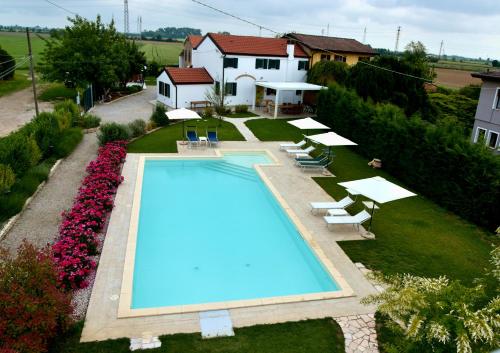 an overhead view of a swimming pool in front of a house at Adria bnb in Adria