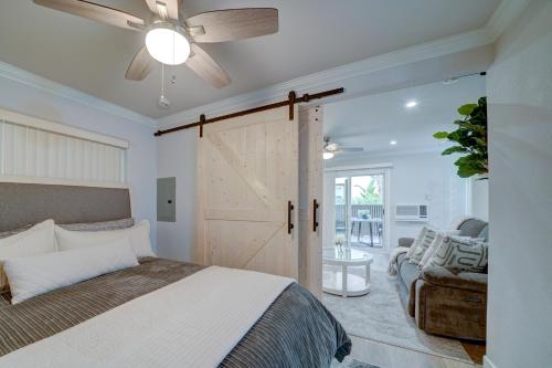 um quarto com uma cama e uma porta de correr no celeiro em Relaxing Resort Stay Less Than 3 Mi to La Jolla Shores! em San Diego