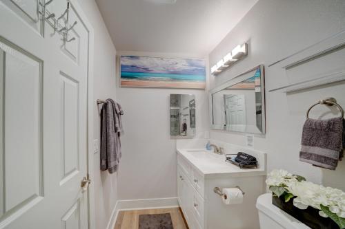 uma casa de banho branca com um lavatório e um espelho em Relaxing Resort Stay Less Than 3 Mi to La Jolla Shores! em San Diego