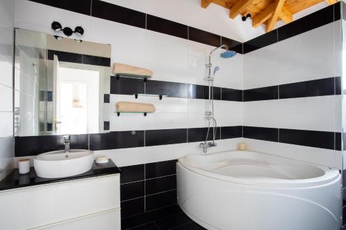 Ένα μπάνιο στο Maison Aleste Lefkada