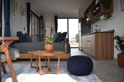 sala de estar con sofá y mesa en Tanat Art Boutique Hotel en Ciudad de México