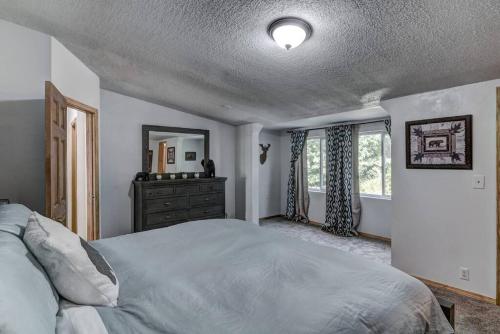 1 dormitorio con cama, tocador y espejo en Sunrise Pines 3BD 2BA en Chetek