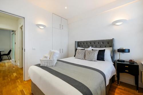 מיטה או מיטות בחדר ב-Avari Apartments - Gray's Collection