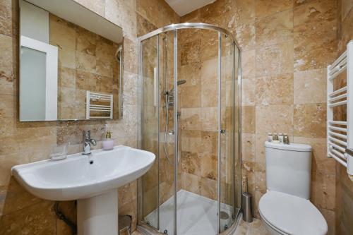 Bilik mandi di Avari Apartments - Gray's Collection