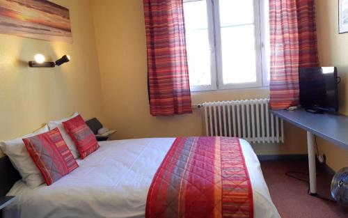 - une chambre avec un lit doté d'oreillers rouges dans l'établissement Le Cygne Hotel & Restaurant, à Lauterbourg