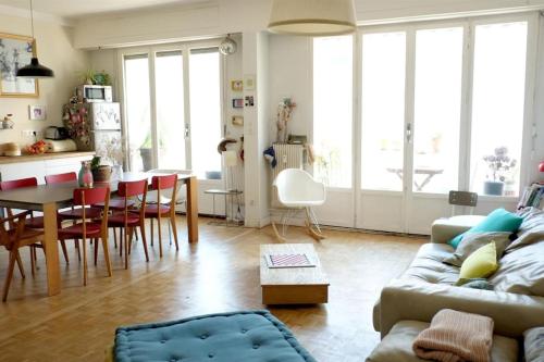 un salon avec un canapé et une table dans l'établissement Sunny apartment Garibaldi Port, Private parking, à Nice