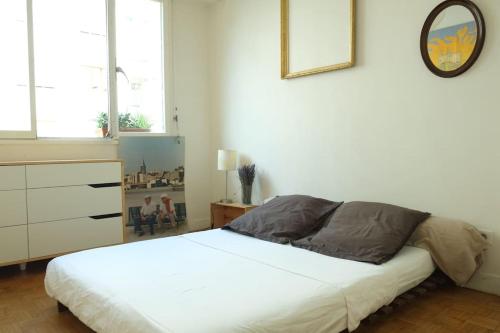 une chambre avec un lit blanc et un miroir dans l'établissement Sunny apartment Garibaldi Port, Private parking, à Nice