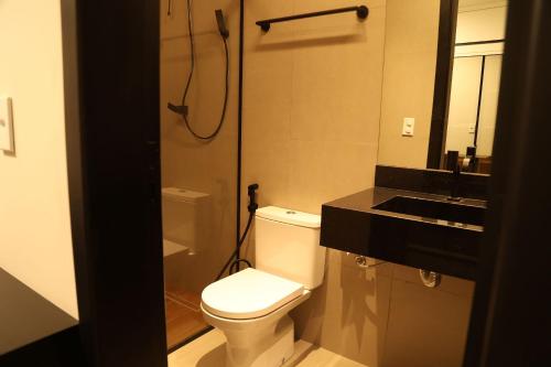 A bathroom at Loft moderno no coração de Barreiras
