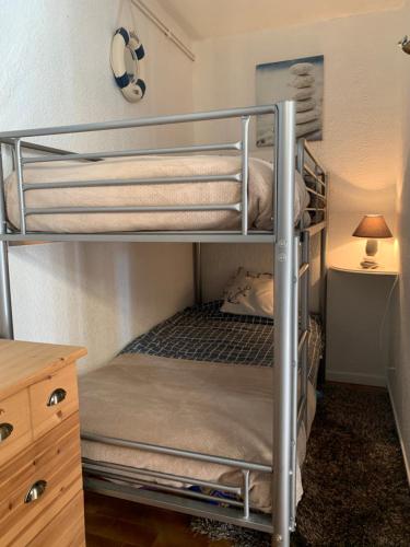 Ce lit superposé se trouve dans une petite chambre dotée d'un bureau. dans l'établissement T5 centre port cap d Agde et piscine, au Cap d'Agde