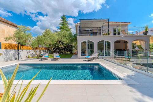 Villa B&D ZADAR for the complete pleasure of vacation !HEATED! PRIVATE POOL! Green oasis in the CENTER of ZADAR, 100m from the SEA