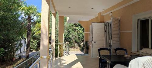 a balcony of a house with a table and chairs at All Seasons Villa 1, Golem Kompleksi Dielli in Qerret