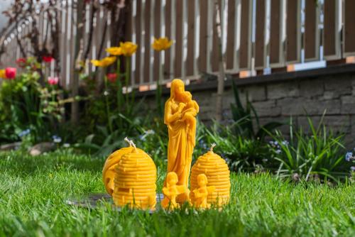 a statue of a family of pumpkins in the grass at Baienhof in Morter