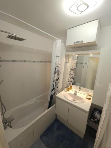 une salle de bain avec un lavabo, une baignoire et des toilettes dans l'établissement Appartement, Cosy Henri Barbusse, à Limeil-Brévannes