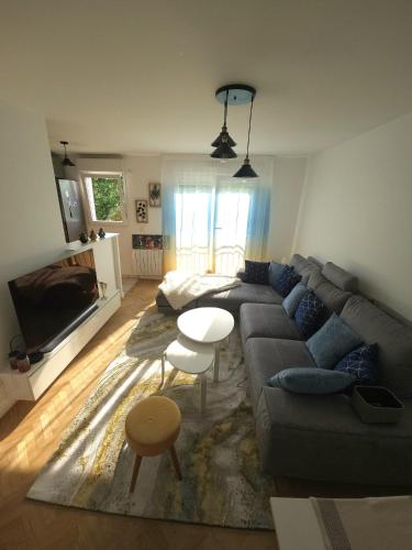 un salon avec un canapé et une table dans l'établissement Appartement, Cosy Henri Barbusse, à Limeil-Brévannes