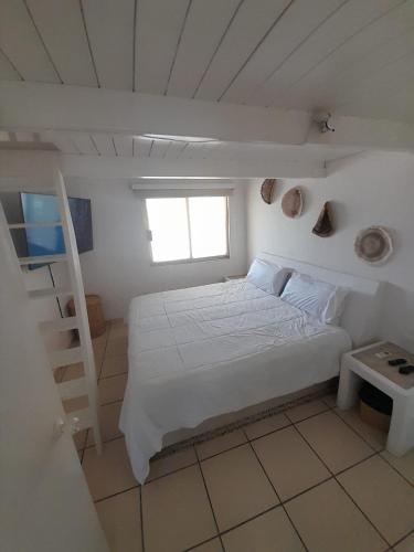 a bedroom with a bed with a ladder and a window at Apartamento familiar frente al mar Ixtapa Iguana in Ixtapa