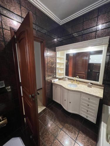 een badkamer met een wastafel en een spiegel bij Suíte no centro com 2 camas e hidromassagem in Sinop